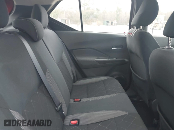 2019 Nissan Kicks SR with VIN 3N1CP5CU0KL516307, listed as a IAAI auction lot 41554064 with 104,224 mi miles. Bid and sale history available at carsss.com. Image 8.