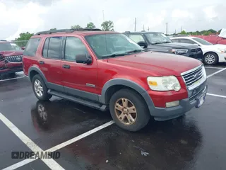 2006 Ford Explorer XLT z VIN 1FMEU63E96UB71315, wystawiony jako IAAI lot #42212974 z przebiegiem 223 088 mil mil oraz . Historia ofert i sprzedaży dostępna na DreamBid. Obrazek 1.