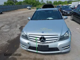 2013 Mercedes-Benz C 300 Sport z VIN WDDGF8AB1DR292986, wystawiony jako IAAI lot #42430247 z przebiegiem 105 105 mil mil oraz . Historia ofert i sprzedaży dostępna na DreamBid. Obrazek 12.