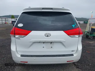 2012 Toyota Sienna XLE AAS z VIN 5TDYK3DC3CS215411, wystawiony jako IAAI lot #42333328 z przebiegiem 123 677 mil mil oraz . Historia ofert i sprzedaży dostępna na DreamBid. Obrazek 17.