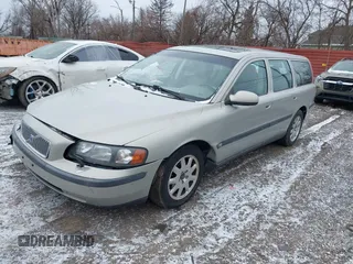 2001 Volvo V70 with VIN YV1SW61R412116714, listed as a IAAI auction lot 41241427 with 133,812 mi miles. Bid and sale history available at carsss.com. Image 2.
