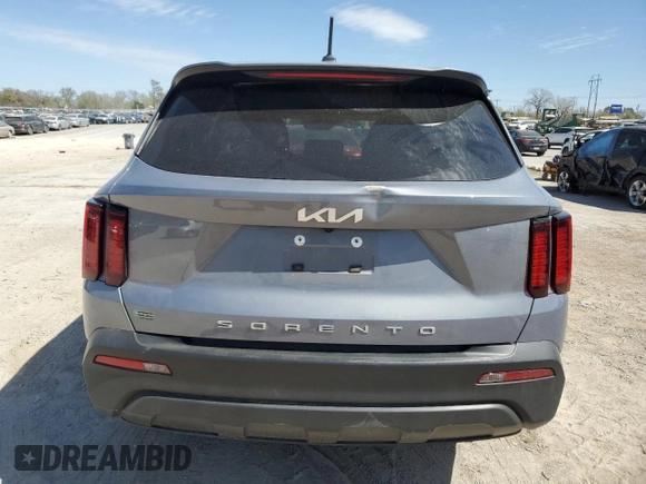 2022 Kia Sorento LX z VIN 5XYRG4LC2NG076613, wystawiony jako Copart lot #47830665 z przebiegiem 61 783 mil mil oraz Szkoda całkowita • Salvage title. Historia ofert i sprzedaży dostępna na DreamBid. Obrazek 6.