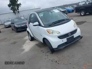 2013 Smart fortwo Pure z VIN WMEEJ3BA5DK625404, wystawiony jako IAAI lot #42368884 z przebiegiem Nie podano mil oraz . Historia ofert i sprzedaży dostępna na DreamBid. Obrazek 1.