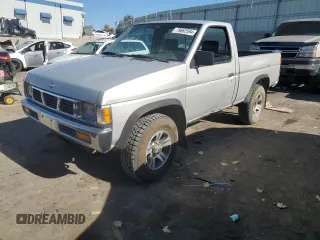 1996 Nissan Frontier XE z VIN 1N6SD11Y5TC327761, wystawiony jako Copart lot #79662594 z przebiegiem 151 631 mil mil oraz Szkoda całkowita • Salvage title. Historia ofert i sprzedaży dostępna na DreamBid. Obrazek 1.