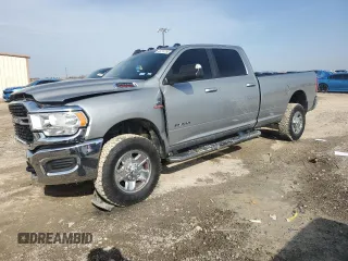 2022 Ram 2500 Big Horn z VIN 3C6UR5JL8NG104064, wystawiony jako Copart lot #45216255 z przebiegiem 65 475 mil mil oraz Szkoda całkowita • Salvage title. Historia ofert i sprzedaży dostępna na DreamBid. Obrazek 1.