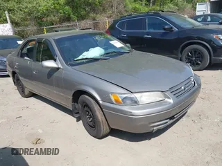 1999 Toyota Camry LE z VIN 4T1BG28K1XU607979, wystawiony jako IAAI lot #42242072 z przebiegiem 188 208 mil mil oraz . Historia ofert i sprzedaży dostępna na DreamBid. Obrazek 1.