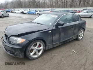 2011 BMW 1 Series 128i z VIN WBAUP9C54BVL89477, wystawiony jako Copart lot #44921245 z przebiegiem 135 546 mil mil oraz Szkody całkowita. Historia ofert i sprzedaży dostępna na DreamBid. Obrazek 1.