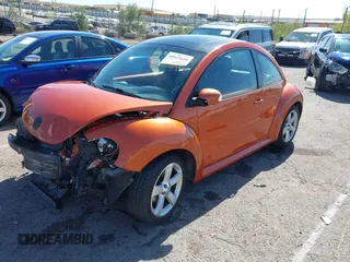 2010 Volkswagen New Beetle Coupe with VIN 3VWRG3AG1AM021001, listed as a IAAI auction lot 40549600 with 1 mi miles. Bid and sale history available at carsss.com. Image 2.