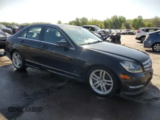 2013 Mercedes-Benz C 300 Sport z VIN WDDGF8AB7DR245588, wystawiony jako Copart lot #58091295 z przebiegiem 90 242 mil mil oraz Szkoda całkowita • Salvage title. Historia ofert i sprzedaży dostępna na DreamBid. Obrazek 4.