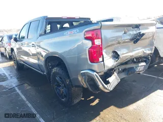 2019 Chevrolet Silverado 1500 LT with VIN 1GCUYDED7KZ335641, listed as a IAAI auction lot 41740080 with 89,922 mi miles. Bid and sale history available at carsss.com. Image 3.