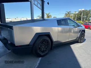 2024 Tesla Cybertruck z VIN 7G2CEHED6RA004507, wystawiony jako Copart lot #54939974 z przebiegiem 387 mil mil oraz . Historia ofert i sprzedaży dostępna na DreamBid. Obrazek 4.