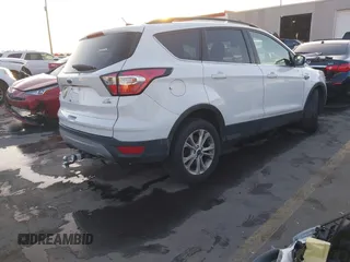 2018 Ford Escape SE z VIN 1FMCU9GD6JUC13023, wystawiony jako IAAI lot #41023197 z przebiegiem 105 489 mil mil oraz . Historia ofert i sprzedaży dostępna na DreamBid. Obrazek 4.