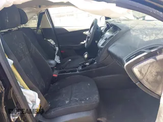 2018 Ford Focus SE z VIN 1FADP3FE9JL303933, wystawiony jako IAAI lot #42530171 z przebiegiem Nie podano mil oraz . Historia ofert i sprzedaży dostępna na DreamBid. Obrazek 5.