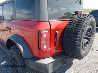 2022 Ford Bronco z VIN 1FMEE5DP3NLB42355, wystawiony jako IAAI lot #42084720 z przebiegiem 35 183 mil mil oraz . Historia ofert i sprzedaży dostępna na DreamBid. Obrazek 6.
