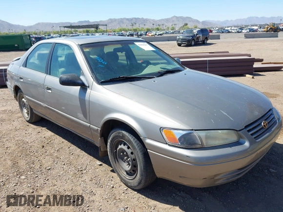 1998 Toyota Camry LE z VIN 4T1BG22K0WU352118, wystawiony jako IAAI lot #42066267 z przebiegiem 289 599 mil mil oraz . Historia ofert i sprzedaży dostępna na DreamBid. Obrazek 6.