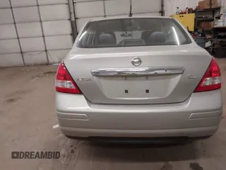 2008 Nissan Versa S z VIN 3N1BC11EX8L360197, wystawiony jako IAAI lot #41382985 z przebiegiem 79 656 mil mil oraz . Historia ofert i sprzedaży dostępna na DreamBid. Obrazek 16.