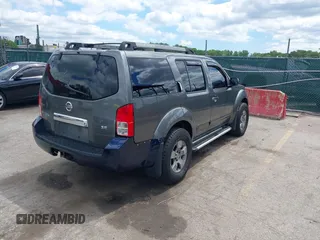 2005 Nissan Pathfinder SE z VIN 5N1AR18W25C701343, wystawiony jako IAAI lot #42209613 z przebiegiem 231 149 mil mil oraz . Historia ofert i sprzedaży dostępna na DreamBid. Obrazek 4.