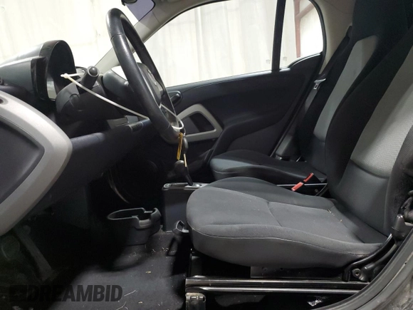 2011 Smart fortwo Pure с VIN WMEEJ3BA5BK480412, выставлен на аукционе Copart как лот 87023194 с пробегом 70 496 миль миль и Списание • Salvage title. История ставок и продаж доступна на DreamBid. Изображение 7.