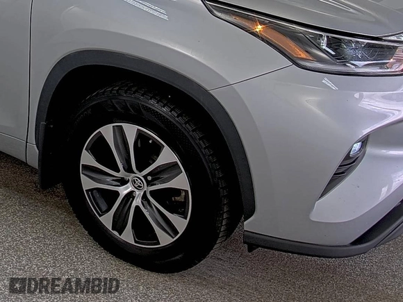 2021 Toyota Highlander XLE with VIN 5TDHZRBH0MS558143, listed as a IAAI auction lot 42859323 with 41,722 mi miles and . Bid and sale history available at DreamBid. Image 31.