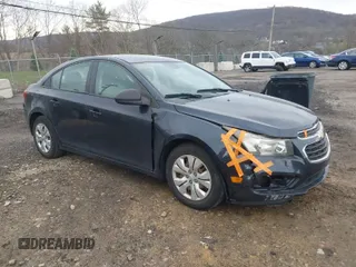 2015 Chevrolet Cruze LS z VIN 1G1PA5SH1F7231543, wystawiony jako IAAI lot #42031679 z przebiegiem 197 503 mil mil oraz . Historia ofert i sprzedaży dostępna na DreamBid. Obrazek 1.