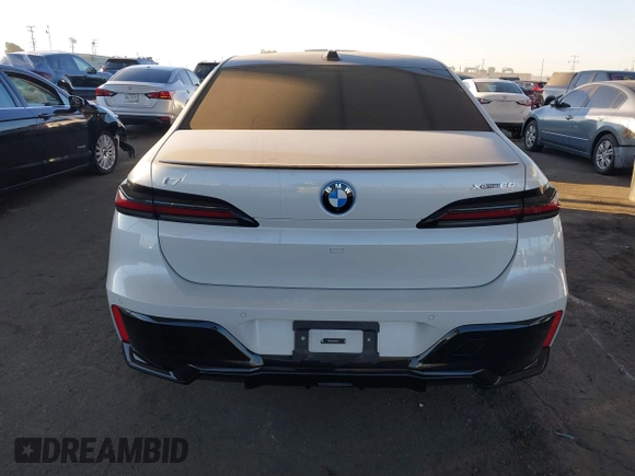 2023 BMW i7 xDrive60 z VIN WBY53EJ06PCN64039, wystawiony jako IAAI lot #40752159 z przebiegiem 8837 mil mil oraz . Historia ofert i sprzedaży dostępna na DreamBid. Obrazek 16.