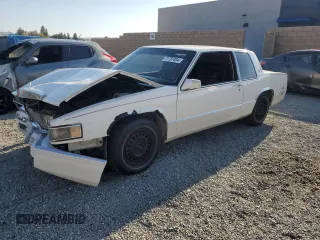 1990 Cadillac DeVille z VIN 1G6CD1333L4219998, wystawiony jako Copart lot #71787034 z przebiegiem 87 306 mil mil oraz Szkoda całkowita • Salvage title. Historia ofert i sprzedaży dostępna na DreamBid. Obrazek 1.