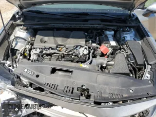 2024 Toyota Camry LE z VIN 4T1C11AK8RU261202, wystawiony jako Copart lot #53353235 z przebiegiem 22 487 mil mil oraz Szkoda całkowita • Salvage title. Historia ofert i sprzedaży dostępna na DreamBid. Obrazek 12.