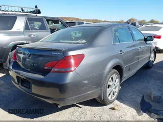 2008 Toyota Avalon XL z VIN 4T1BK36B48U318961, wystawiony jako IAAI lot #39317874 z przebiegiem 334 707 mil mil oraz . Historia ofert i sprzedaży dostępna na DreamBid. Obrazek 4.
