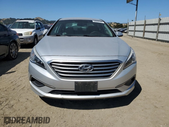 2017 Hyundai Sonata 2.4L z VIN 5NPE24AF6HH539683, wystawiony jako Copart lot #58068535 z przebiegiem 46 585 mil mil oraz Czysty tytuł • Clean title. Historia ofert i sprzedaży dostępna na DreamBid. Obrazek 5.
