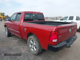 2009 Dodge 1500 Sport z VIN 1D3HV18T69S768289, wystawiony jako IAAI lot #42526478 z przebiegiem 179 907 mil mil oraz . Historia ofert i sprzedaży dostępna na DreamBid. Obrazek 3.