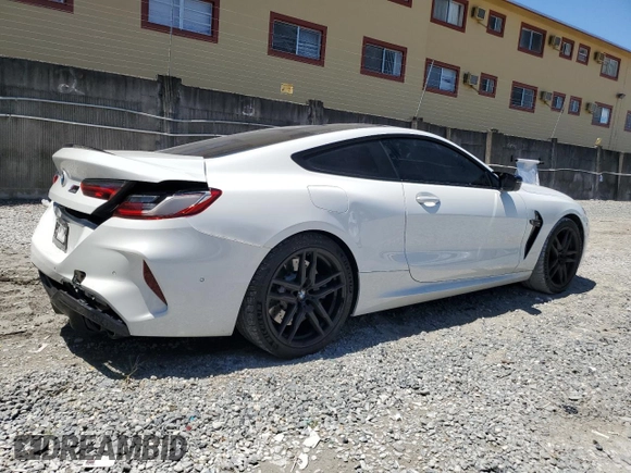2022 BMW M8 Competition z VIN WBSAE0C06NCH19837, wystawiony jako Copart lot #56768815 z przebiegiem 27 088 mil mil oraz Szkoda całkowita • Salvage title. Historia ofert i sprzedaży dostępna na DreamBid. Obrazek 3.
