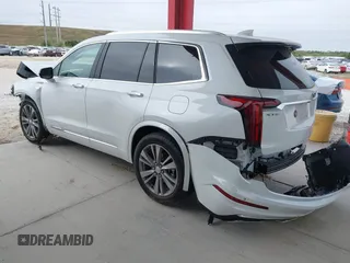 2024 Cadillac XT6 Premium Luxury z VIN 1GYKPERS5RZ741592, wystawiony jako IAAI lot #41327267 z przebiegiem 5 889 mil mil oraz . Historia ofert i sprzedaży dostępna na DreamBid. Obrazek 3.