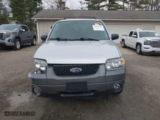 2005 Ford Escape XLT with VIN 1FMYU93125KD27166, listed as a IAAI auction lot 41892715 with 59,067 mi miles. Bid and sale history available at carsss.com. Image 13.