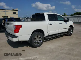 2018 Nissan Titan SV z VIN 1N6AA1E57JN526185, wystawiony jako Copart lot #53909425 z przebiegiem 65 499 mil mil oraz Czysty tytuł • Clean title. Historia ofert i sprzedaży dostępna na DreamBid. Obrazek 3.