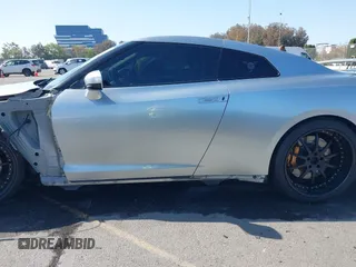 2009 Nissan GT-R Premium z VIN JN1AR54F79M250219, wystawiony jako IAAI lot #41964474 z przebiegiem 77 677 mil mil oraz . Historia ofert i sprzedaży dostępna na DreamBid. Obrazek 14.