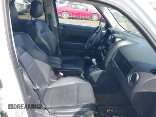 2017 Jeep Patriot High Altitude z VIN 1C4NJPFA1HD153258, wystawiony jako IAAI lot #41846706 z przebiegiem 57 048 mil mil oraz . Historia ofert i sprzedaży dostępna na DreamBid. Obrazek 5.