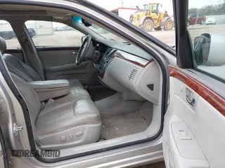 2006 Cadillac DTS 1SC z VIN 1G6KD57Y56U126557, wystawiony jako IAAI lot #41565515 z przebiegiem 251 316 mil mil oraz . Historia ofert i sprzedaży dostępna na DreamBid. Obrazek 5.