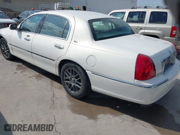 2003 Lincoln Town Car Cartier z VIN 1LNHM83WX3Y635492, wystawiony jako IAAI lot #42043813 z przebiegiem 98 120 mil mil oraz . Historia ofert i sprzedaży dostępna na DreamBid. Obrazek 3.