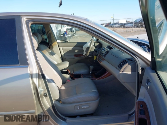 2004 Toyota Camry LE with VIN JTDBF32K140154908, listed as a IAAI auction lot 41773923 with 133,028 mi miles. Bid and sale history available at carsss.com. Image 5.