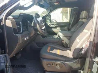 2024 GMC Sierra 2500HD AT4 z VIN 1GT49PEY5RF228522, wystawiony jako Copart lot #49293215 z przebiegiem 9 357 mil mil oraz Czysty tytuł • Clean title. Historia ofert i sprzedaży dostępna na DreamBid. Obrazek 7.
