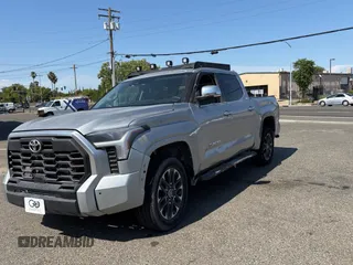 2024 Toyota Tundra Limited z VIN 5TFJA5DB5RX167288, wystawiony jako Copart lot #60570325 z przebiegiem 3 887 mil mil oraz Szkoda całkowita • Salvage title. Historia ofert i sprzedaży dostępna na DreamBid. Obrazek 2.