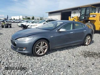 2013 Tesla Model S z VIN 5YJSA1AC4DFP10496, wystawiony jako Copart lot #63801355 z przebiegiem 50 473 mil mil oraz Czysty tytuł • Clean title. Historia ofert i sprzedaży dostępna na DreamBid. Obrazek 1.