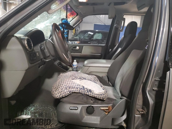 2004 Ford Expedition XLT z VIN 1FMFU16W04LA70081, wystawiony jako Copart lot #55637635 z przebiegiem 268 539 mil mil oraz Szkody całkowita. Historia ofert i sprzedaży dostępna na DreamBid. Obrazek 7.