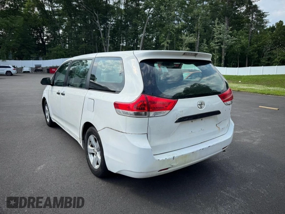 2014 Toyota Sienna L z VIN 5TDZK3DC0ES439470, wystawiony jako Copart lot #61039755 z przebiegiem Nie podano mil oraz Czysty tytuł • Clean title. Historia ofert i sprzedaży dostępna na DreamBid. Obrazek 2.