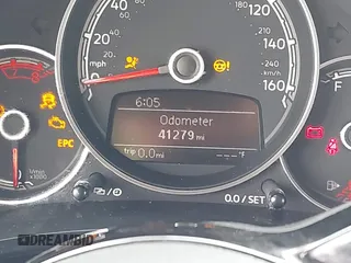 2018 Volkswagen Beetle S z VIN 3VWFD7AT1JM726428, wystawiony jako IAAI lot #42154938 z przebiegiem 41 279 mil mil oraz . Historia ofert i sprzedaży dostępna na DreamBid. Obrazek 15.