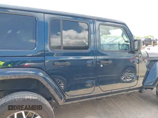 2025 Jeep Wrangler Sahara z VIN 1C4PJXEN9SW529245, wystawiony jako IAAI lot #42446327 z przebiegiem 8 058 mil mil oraz . Historia ofert i sprzedaży dostępna na DreamBid. Obrazek 13.