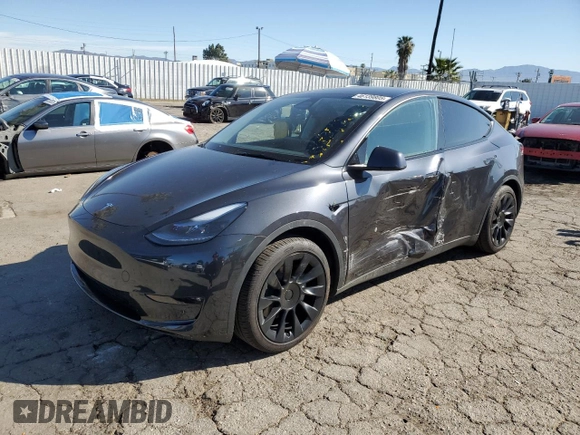 2024 Tesla Model Y Long Range z VIN 7SAYGAEE2RF009616, wystawiony jako Copart lot #46139805 z przebiegiem 6 535 mil mil oraz Szkoda całkowita • Salvage title. Historia ofert i sprzedaży dostępna na DreamBid. Obrazek 1.