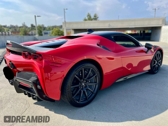 2021 Ferrari SF90 z VIN ZFF95NLA4M0265120, wystawiony jako Copart lot #58449645 z przebiegiem 5000 mil mil oraz Szkody całkowita. Historia ofert i sprzedaży dostępna na DreamBid. Obrazek 4.