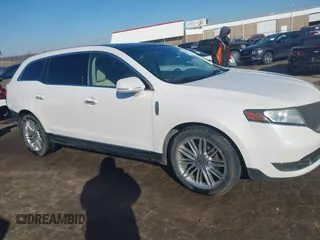 2014 Lincoln MKT EcoBoost z VIN 2LMHJ5AT9EBL52165, wystawiony jako IAAI lot #41246424 z przebiegiem 154 332 mil mil oraz . Historia ofert i sprzedaży dostępna na DreamBid. Obrazek 14.