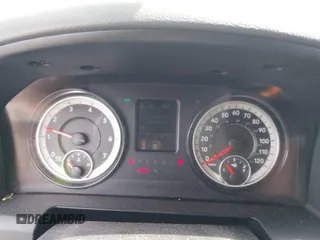 2018 Ram 1500 Express z VIN 3C6RR6KG5JG194863, wystawiony jako IAAI lot #42133048 z przebiegiem 151 614 mil mil oraz . Historia ofert i sprzedaży dostępna na DreamBid. Obrazek 7.